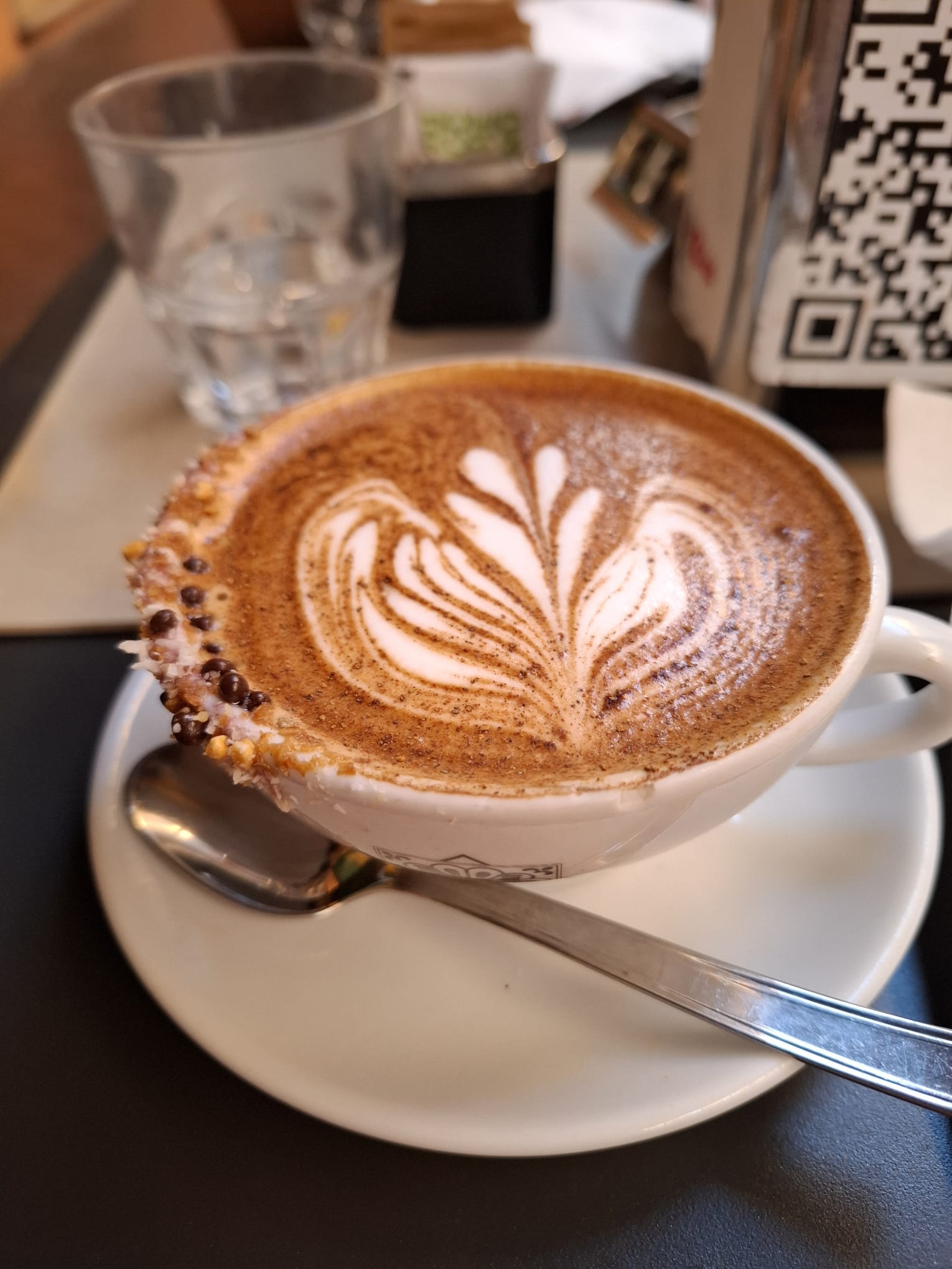 O ceașcă de cafea cu artă latte minimalistă